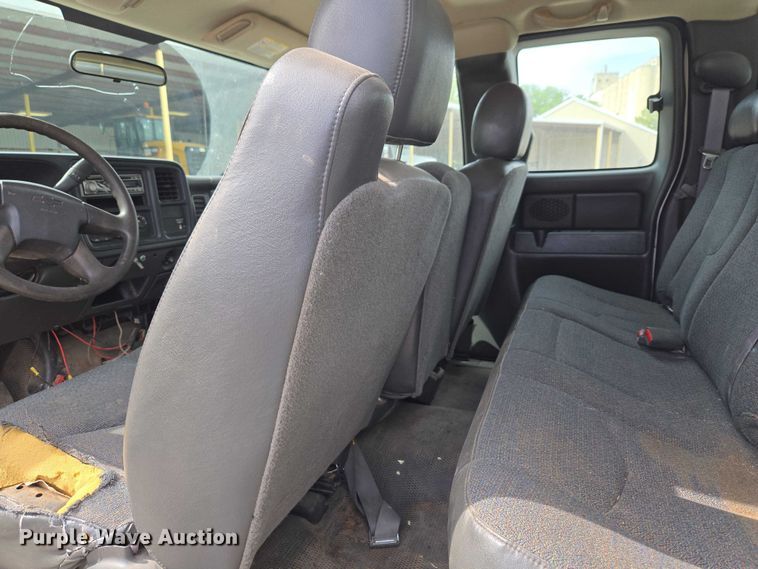 image for item ET5173 2006 Chevrolet Silverado 2500HD Ext. Cab pickup truck