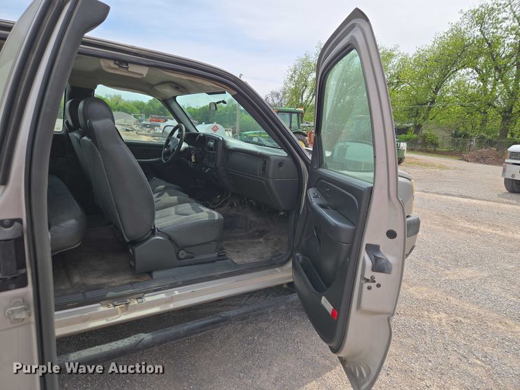 image for item ET5173 2006 Chevrolet Silverado 2500HD Ext. Cab pickup truck