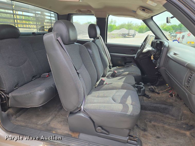 image for item ET5173 2006 Chevrolet Silverado 2500HD Ext. Cab pickup truck