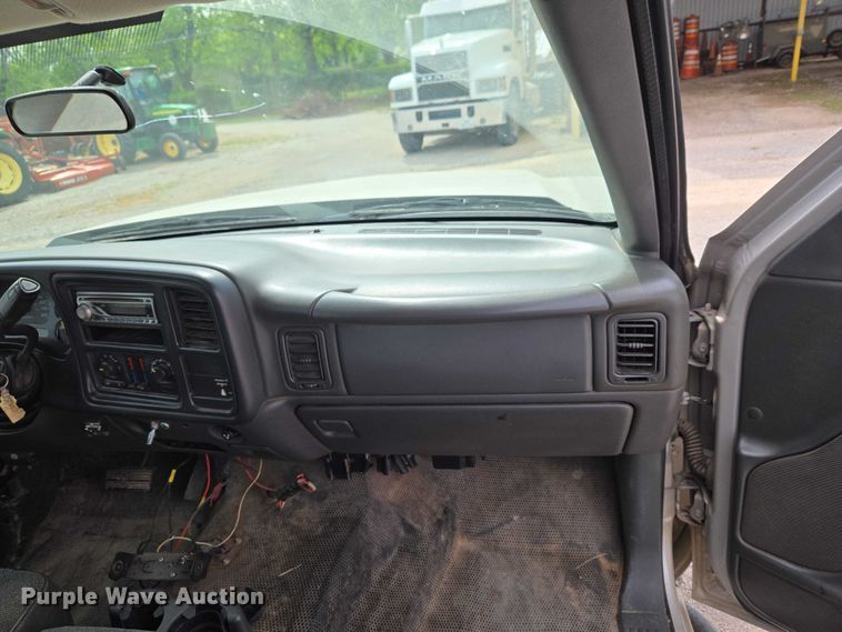 image for item ET5173 2006 Chevrolet Silverado 2500HD Ext. Cab pickup truck