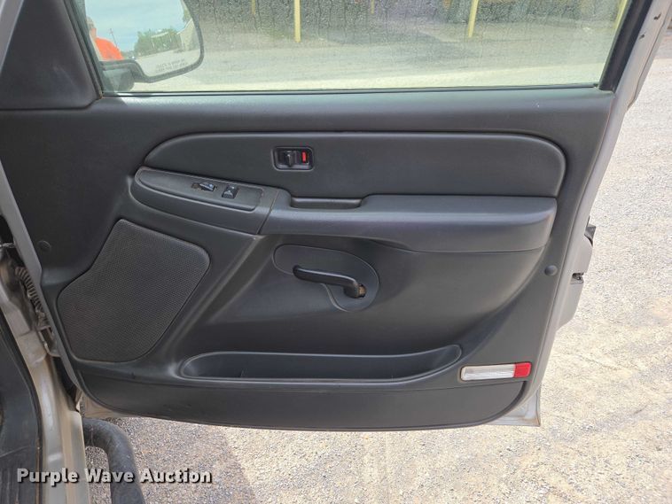 image for item ET5173 2006 Chevrolet Silverado 2500HD Ext. Cab pickup truck