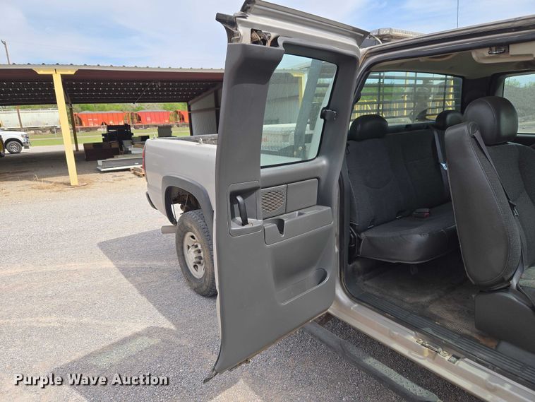 image for item ET5173 2006 Chevrolet Silverado 2500HD Ext. Cab pickup truck