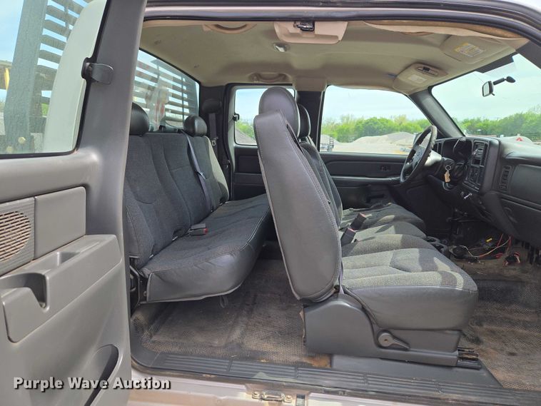 image for item ET5173 2006 Chevrolet Silverado 2500HD Ext. Cab pickup truck