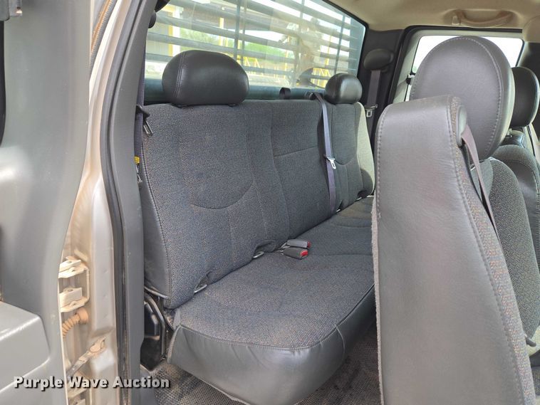 image for item ET5173 2006 Chevrolet Silverado 2500HD Ext. Cab pickup truck