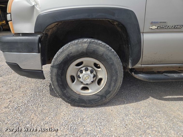 image for item ET5173 2006 Chevrolet Silverado 2500HD Ext. Cab pickup truck