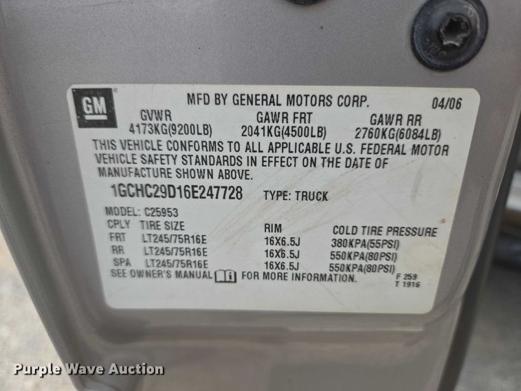 image for item ET5173 2006 Chevrolet Silverado 2500HD Ext. Cab pickup truck