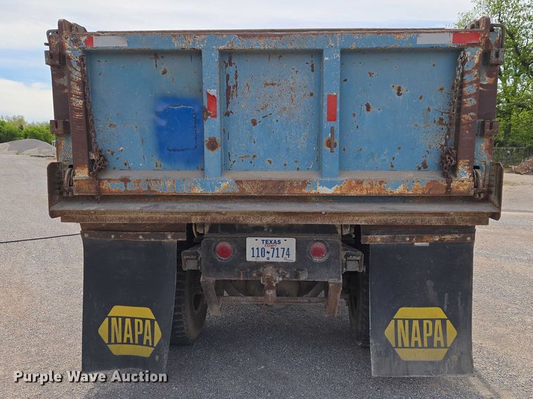 image for item ET5174 1997 International 4700 dump truck