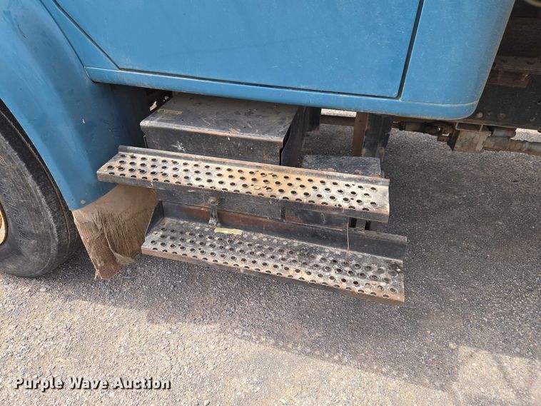 image for item ET5174 1997 International 4700 dump truck