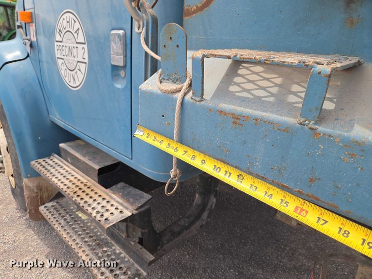 image for item ET5174 1997 International 4700 dump truck