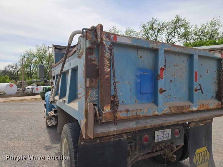 image for item ET5174 1997 International 4700 dump truck