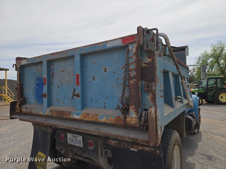image for item ET5174 1997 International 4700 dump truck