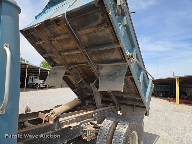 image for item ET5174 1997 International 4700 dump truck