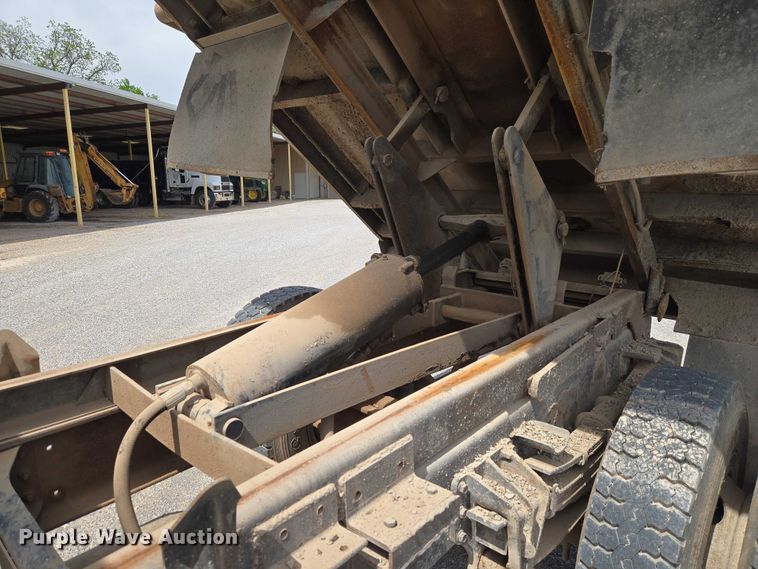 image for item ET5174 1997 International 4700 dump truck
