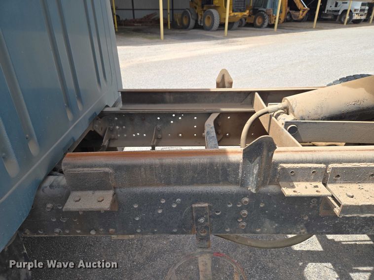 image for item ET5174 1997 International 4700 dump truck