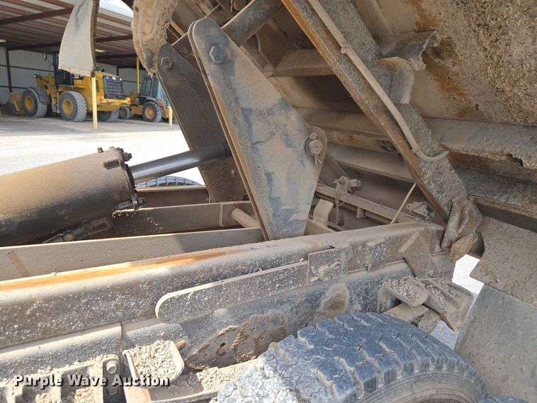 image for item ET5174 1997 International 4700 dump truck