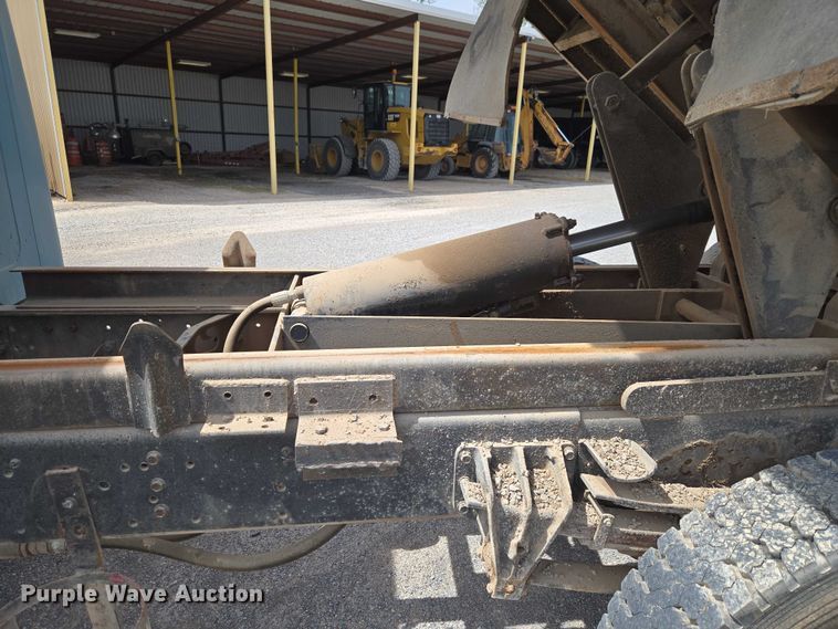 image for item ET5174 1997 International 4700 dump truck