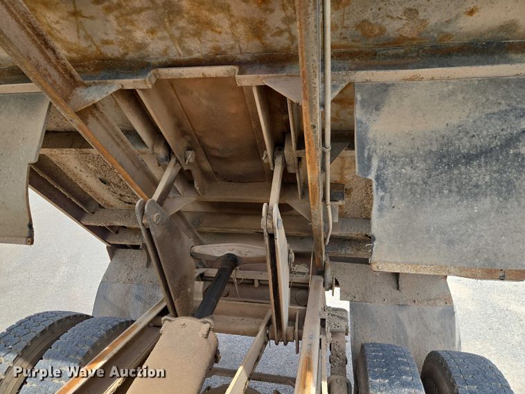 image for item ET5174 1997 International 4700 dump truck