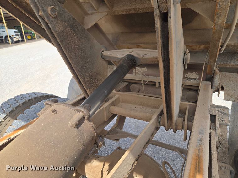 image for item ET5174 1997 International 4700 dump truck