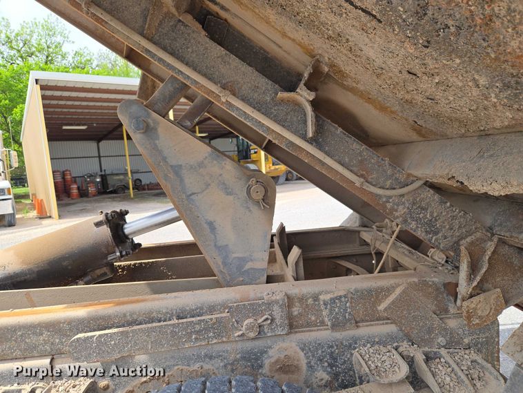 image for item ET5174 1997 International 4700 dump truck