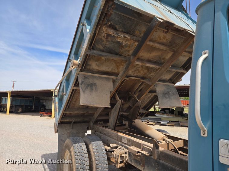 image for item ET5174 1997 International 4700 dump truck