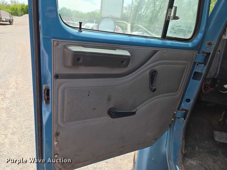 image for item ET5174 1997 International 4700 dump truck