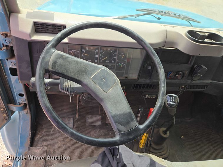 image for item ET5174 1997 International 4700 dump truck