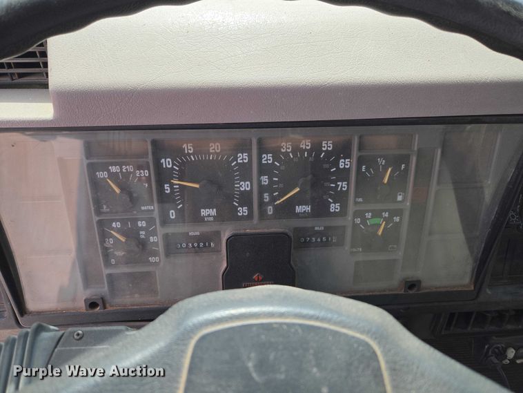 image for item ET5174 1997 International 4700 dump truck