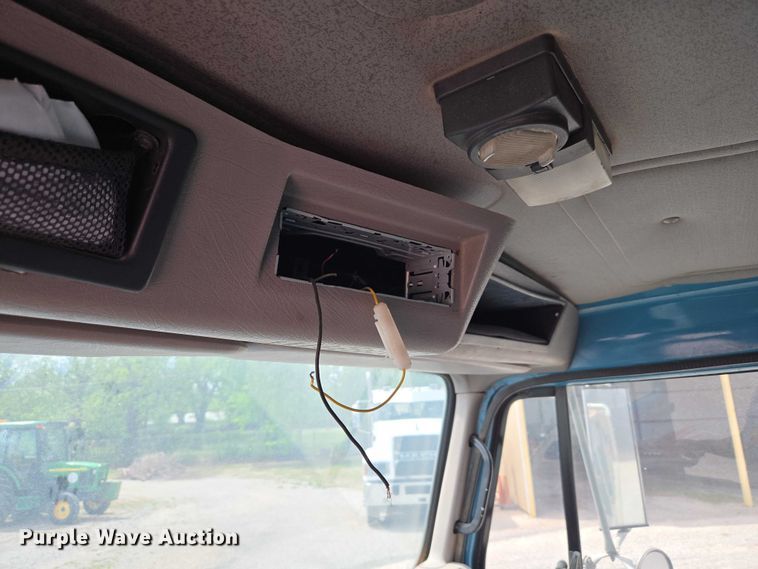 image for item ET5174 1997 International 4700 dump truck