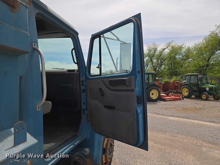 image for item ET5174 1997 International 4700 dump truck