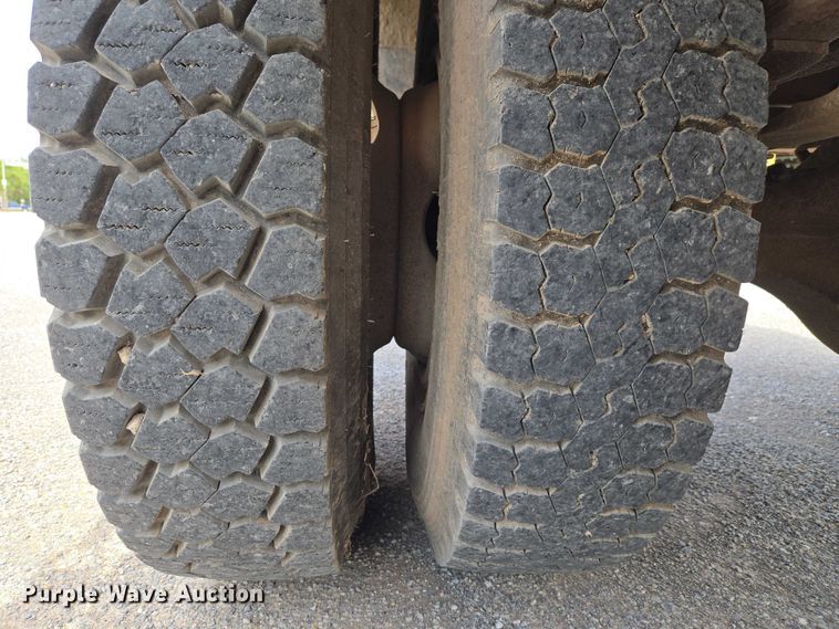 image for item ET5174 1997 International 4700 dump truck