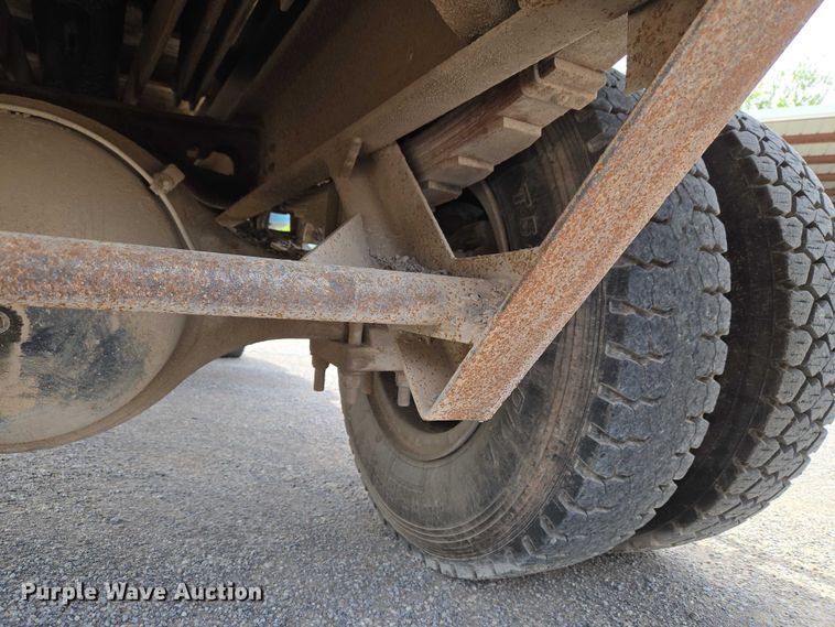 image for item ET5174 1997 International 4700 dump truck