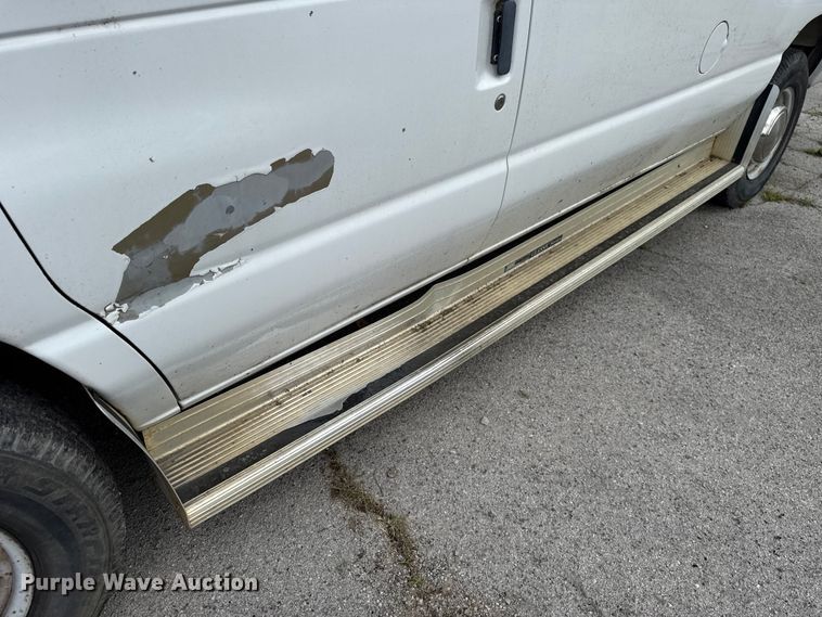 image for item ET6310 2003 Ford E350 van
