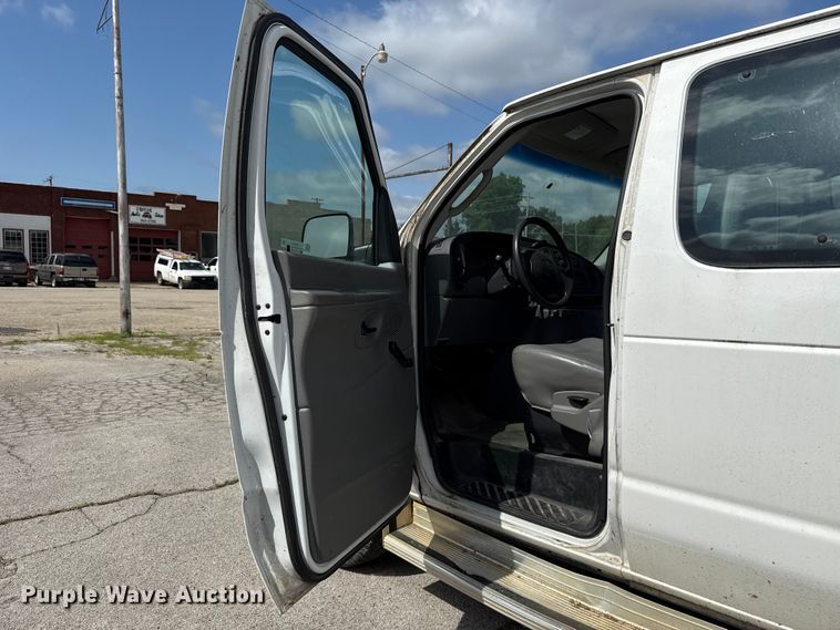 image for item ET6310 2003 Ford E350 van