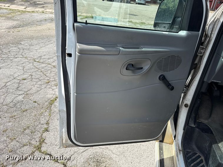 image for item ET6310 2003 Ford E350 van
