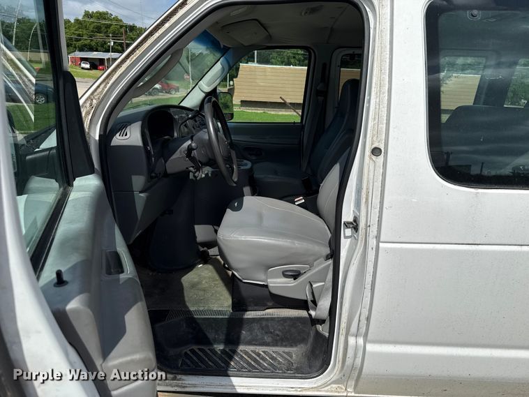 image for item ET6310 2003 Ford E350 van