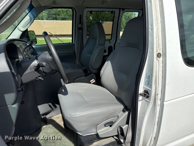 image for item ET6310 2003 Ford E350 van