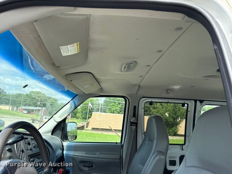 image for item ET6310 2003 Ford E350 van