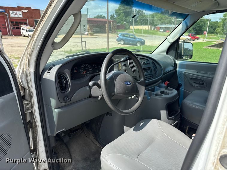 image for item ET6310 2003 Ford E350 van