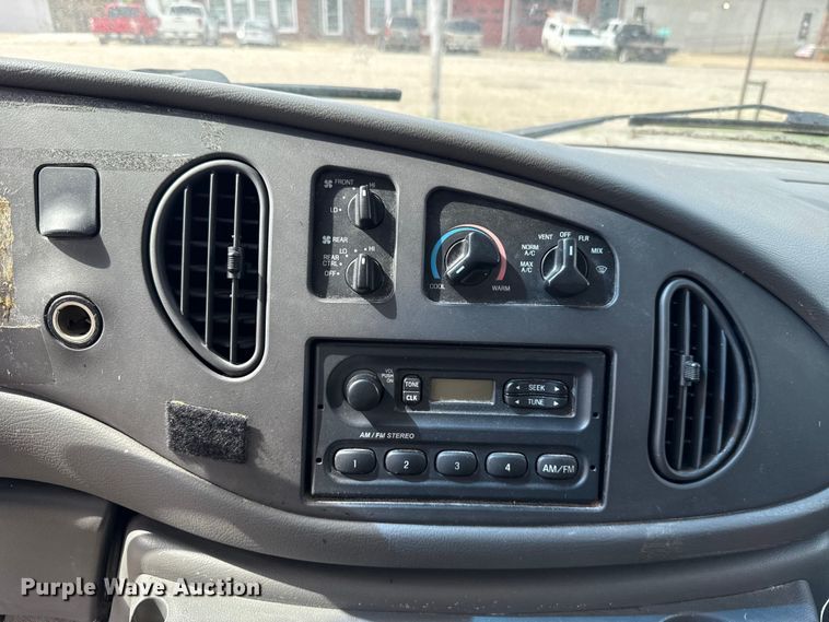 image for item ET6310 2003 Ford E350 van