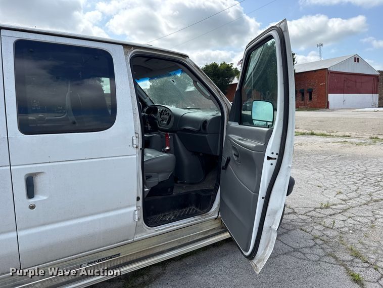 image for item ET6310 2003 Ford E350 van
