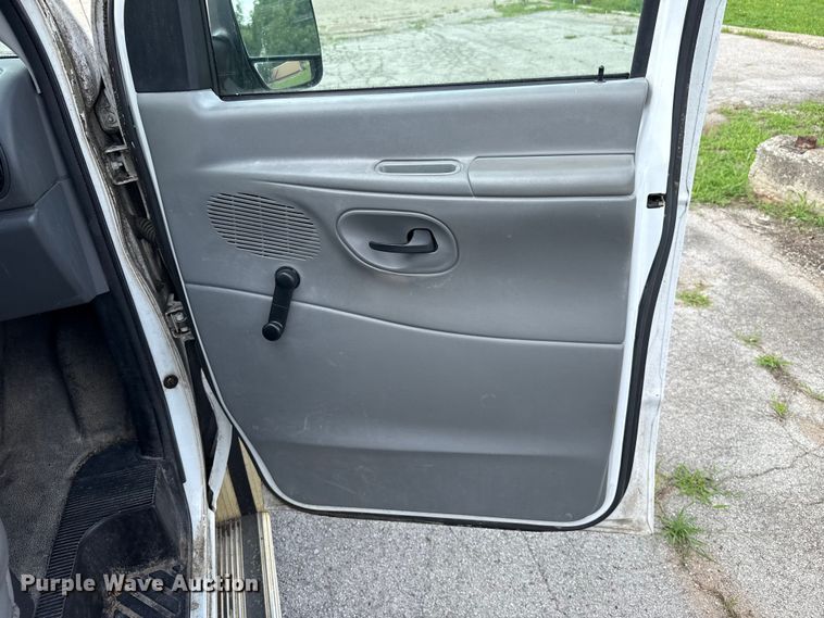 image for item ET6310 2003 Ford E350 van