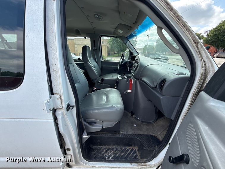 image for item ET6310 2003 Ford E350 van