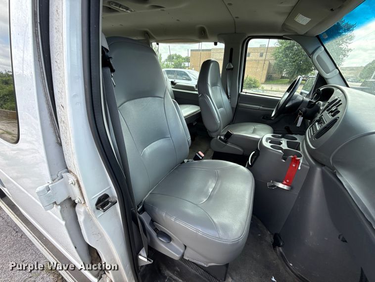 image for item ET6310 2003 Ford E350 van
