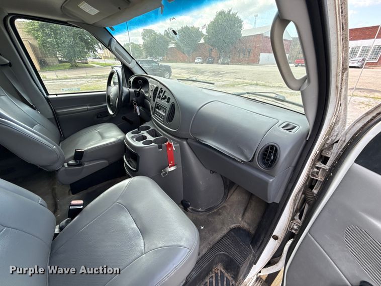 image for item ET6310 2003 Ford E350 van