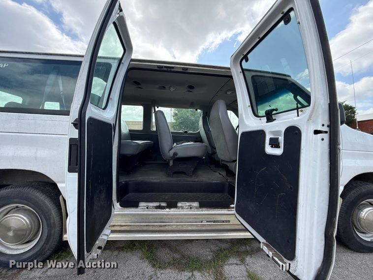 image for item ET6310 2003 Ford E350 van
