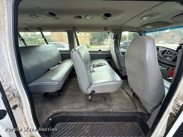 image for item ET6310 2003 Ford E350 van
