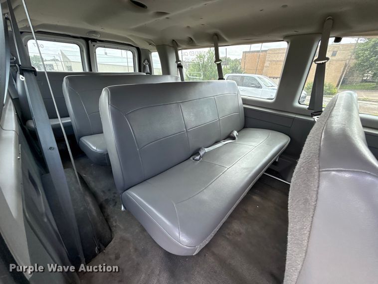 image for item ET6310 2003 Ford E350 van