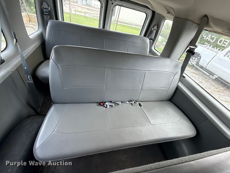 image for item ET6310 2003 Ford E350 van