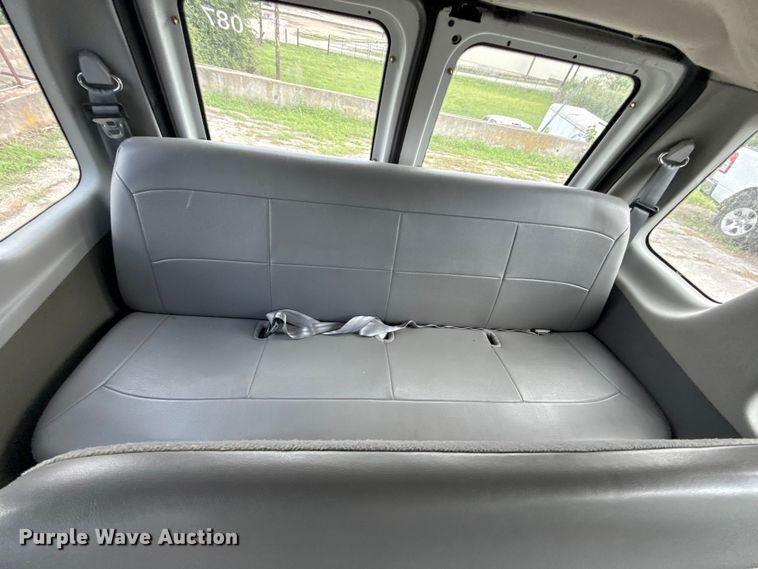 image for item ET6310 2003 Ford E350 van