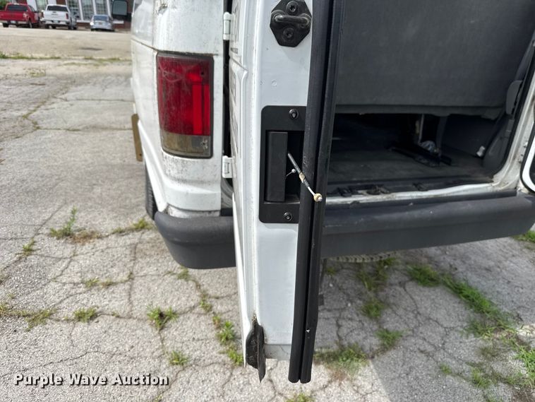 image for item ET6310 2003 Ford E350 van